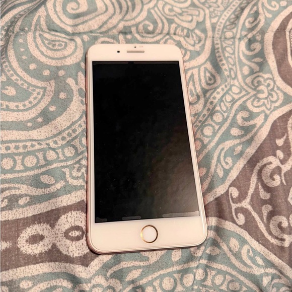 Apple iPhone 7 Plus in Rose Gold 128 GB
GREAT CONDITION - Picture 2 of 4